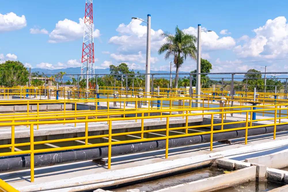 Vista amplia de los tanques de la planta con la antena al fondo