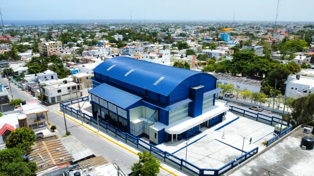Vista aérea del Club San Martín de Porres con su cubierta azul nueva, en La Romana