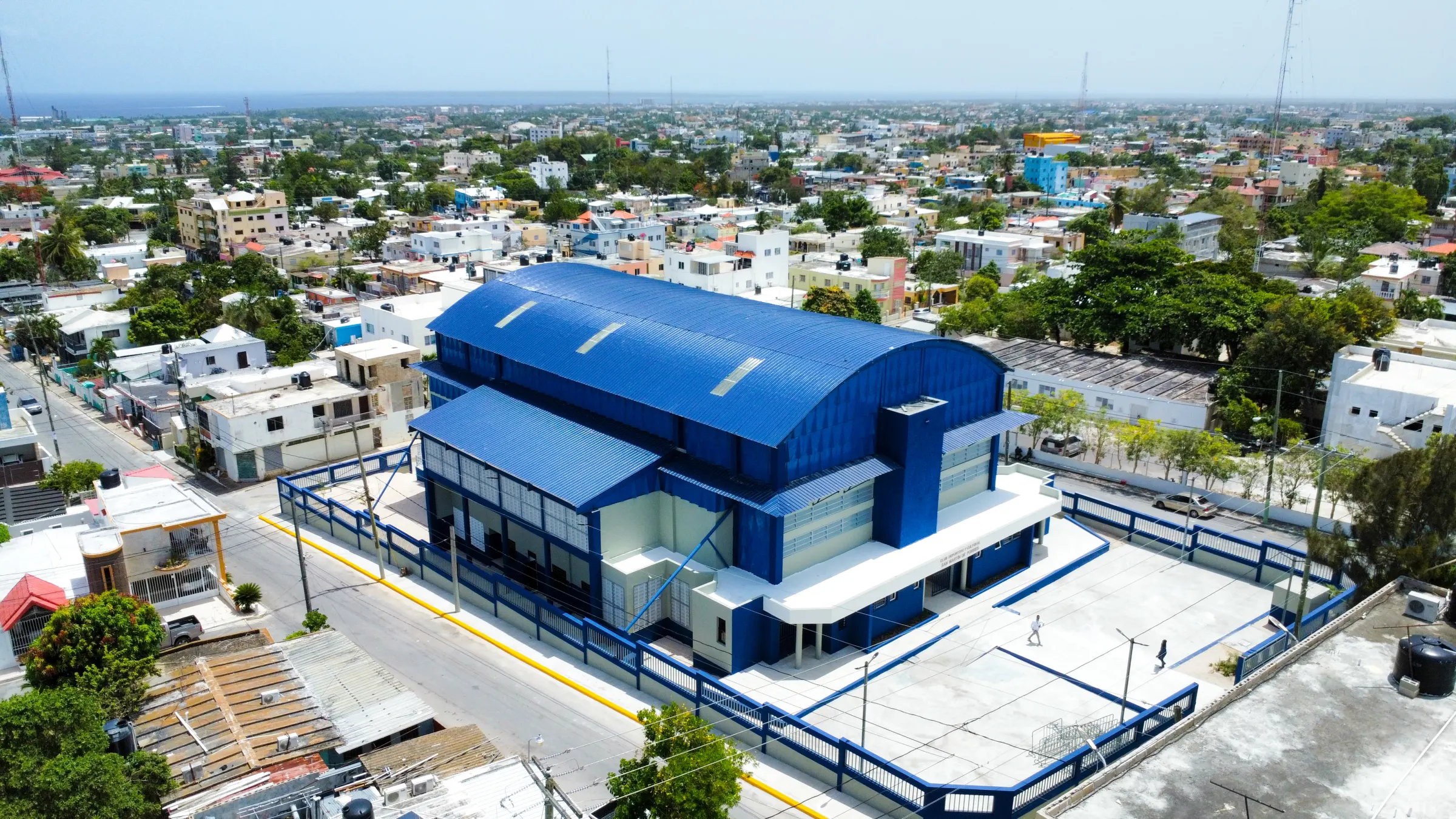 Vista aérea del Club San Martín de Porres con su cubierta azul nueva, en La Romana