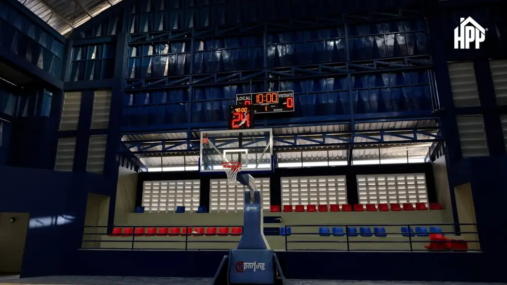Interior del club: tablero de baloncesto, marcador y graderías